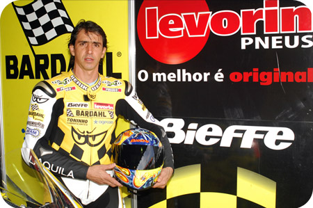 Legenda: Doca terminou a 5ª etapa do SuperBike Series fora do planejado e em 7º lugar no domingo, 22, em Curitiba/PR. Legenda: Doca terminou a 5ª etapa do SuperBike Series fora do planejado e em 7º lugar no domingo, 22, em Curitiba/PR.